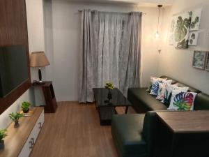 A seating area at 2 BR Loop Tower 1524