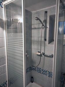 a bathroom with a shower with a glass door at Ferienwohnung CoCo in Haltern