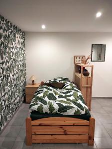 a bedroom with a bed with a green and white blanket at Ferienwohnung CoCo in Haltern