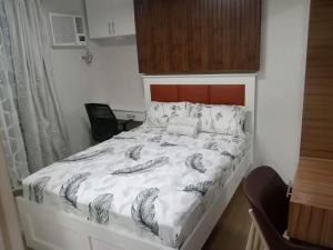 A bed or beds in a room at 2 BR Loop Tower 1524