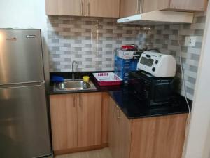 A kitchen or kitchenette at 2 BR Loop Tower 1524