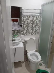 A bathroom at 2 BR Loop Tower 1524