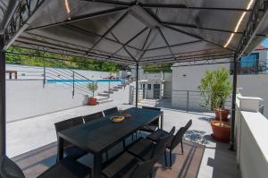 Bazén v ubytování XXL Villa Vista - Heated Pool nebo v jeho okolí