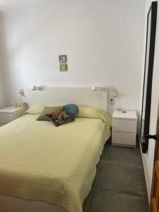 1 dormitorio con 1 cama con edredón amarillo en Casa Zebole, en Calpe