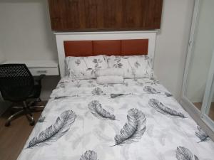 A bed or beds in a room at 2 BR Loop Tower 1524