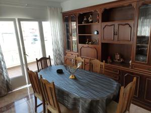 Casa Empordà con piscina exclusiva في Báscara: غرفة طعام مع طاولة وكراسي زرقاء