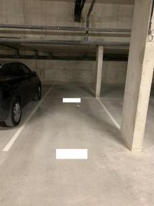 een parkeergarage met een auto erin geparkeerd bij Appart T3 Standing - Terrasse - 2 Parkings in Montpellier