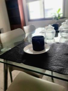 una taza de café azul en un plato en una mesa en BV ILLIA TERMINAL DE OMNIBUS en Córdoba