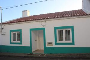 Casa blanca y verde con puerta en My home en Cercal