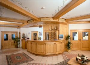 een grote kamer met een grote houten rechtszaal bij Hotel Cristallo in Canazei