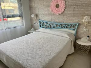 Łóżko lub łóżka w pokoju w obiekcie Torre de la horadada Alicante