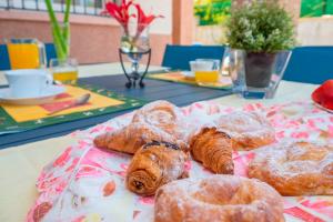 una mesa cubierta con rosquillas y bollería en Club Villamar - Neron en Cubelles