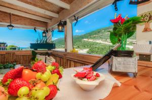 Shelomi的住宿－צימר נוף להר，桌子上摆放着水果和蔬菜的桌子