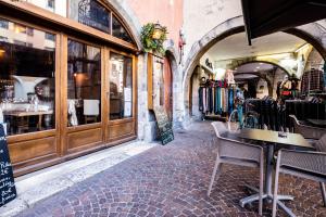 Reštaurácia alebo iné gastronomické zariadenie v ubytovaní Beethoven Super emplacement vieille ville