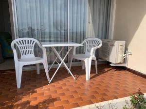 Balkón alebo terasa v ubytovaní Appartement ⭐⭐ à Balaruc-les-Bains avec climatisation et jardin, animaux admis - FR-1-503-156