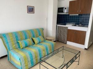Kuchyňa alebo kuchynka v ubytovaní Appartement ⭐⭐ à Balaruc-les-Bains avec climatisation et jardin, animaux admis - FR-1-503-156