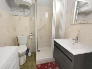 Kúpeľňa v ubytovaní Appartement ⭐⭐ à Balaruc-les-Bains avec climatisation et jardin, animaux admis - FR-1-503-156