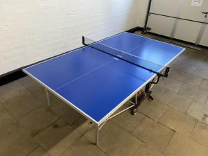 una mesa de ping pong en un suelo de baldosa con en FeWo Diekshörn an der Nordsee Elbe am Nord-Ostsee-Kanal, en Ramhusen