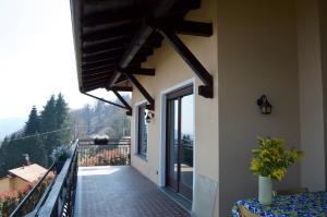 uma varanda de uma casa com vista em Il lago e la collina em Stresa