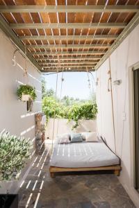un porche con una cama colgante en una habitación en Villa Olvía, en Sfakiá