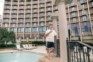 un hombre parado frente a un edificio en InterContinental Kansas City at the Plaza, an IHG Hotel, en Kansas City