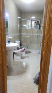 bagno con 2 servizi igienici, lavandino e doccia di Casa La Orilla 1 a Playa Honda