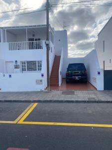 um carro estacionado em frente a uma casa em Casa La Orilla 1 em Playa Honda