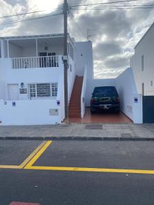 un'auto parcheggiata di fronte a una casa di Casa La Orilla 1 a Playa Honda
