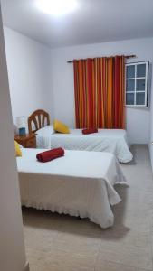1 dormitorio con 2 camas y ventana en Casa La Orilla 1 en Playa Honda