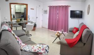 sala de estar con 2 sofás y comedor en Casa La Orilla 1, en Playa Honda