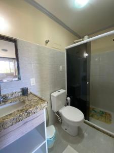 uma casa de banho com um WC, um lavatório e um chuveiro em Pousada Pérola do Mar em Tamandaré