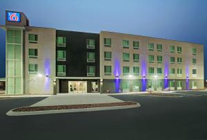 ein großes Gebäude mit lila Lichtern davor in der Unterkunft Motel 6-Monahans, TX in Monahans