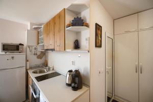 Η κουζίνα ή μικρή κουζίνα στο Paradise Guest Apartment +26 φωτογραφίες