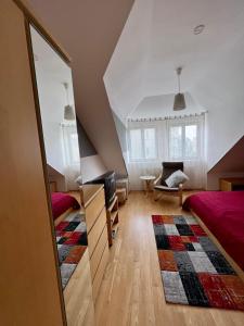 um quarto no sótão com uma cama e um espelho em Penzion Viktoria em Znojmo