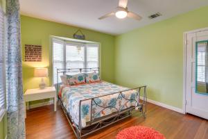 een slaapkamer met groene muren, een bed en een raam bij Vintage Corpus Christi Home - 2 Blocks From Beach! in Corpus Christi