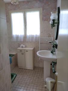 La salle de bains est pourvue d'un lavabo, de toilettes et d'une fenêtre. dans l'établissement Trouz Ar Mor, à Penmarcʼh