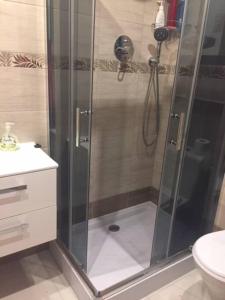 una ducha con puerta de cristal en un baño en Apartament/Mieszkanie, ścisłe centrum., en Częstochowa