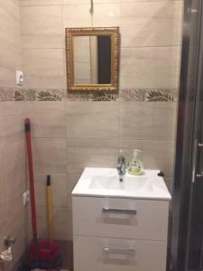 un baño con lavabo y espejo en Apartament/Mieszkanie, ścisłe centrum., en Częstochowa