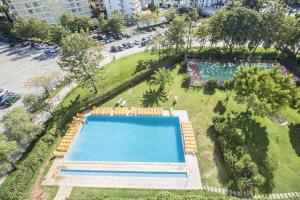 une vue aérienne de deux piscines dans un parc dans l'établissement Apartamento Valerie, à Vilamoura 16 autres photos