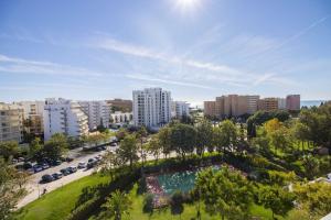 une vue aérienne sur une ville avec un parc dans l'établissement Apartamento Valerie, à Vilamoura