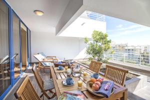 une salle à manger avec une table et des chaises et une grande fenêtre dans l'établissement Apartamento Valerie, à Vilamoura