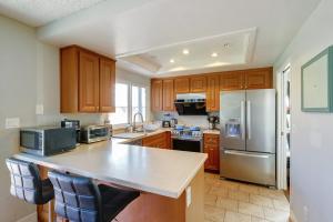 Η κουζίνα ή μικρή κουζίνα στο @ Marbella Lane - 4BR Home Away From Home Ldry +31 φωτογραφίες
