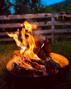 a fire in a grill in the grass at Glamping Zvjezdana dolina in Andrijevica