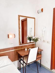 A bed or beds in a room at Hotel Sara*** Cesenatico