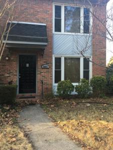 une maison en briques avec une porte noire et une allée. dans l'établissement Creek View Townhome, à Augusta