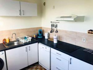 Kuchyňa alebo kuchynka v ubytovaní Bel Appartement spacieux T4 avec 2 Parkings privée Gratuit
