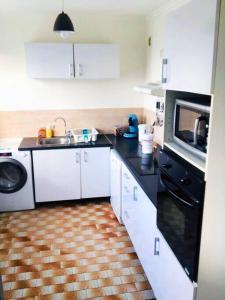Kuchyňa alebo kuchynka v ubytovaní Bel Appartement spacieux T4 avec 2 Parkings privée Gratuit