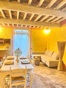 ein Wohnzimmer mit einem Tisch und einem Sofa in der Unterkunft Berenice in Chianti in Bagno a Ripoli