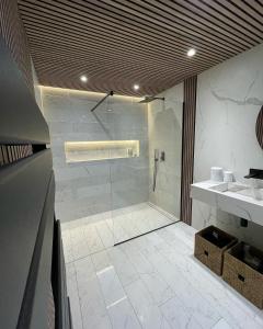 Koupelna v ubytování Magnifique Villa avec piscine en Sologne