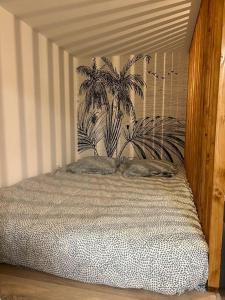 uma cama com duas almofadas num quarto em Studio cosy au pied de la plage em Carry-le-Rouet